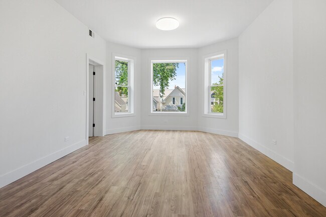 Foto del edificio - 1921 W Summerdale Ave