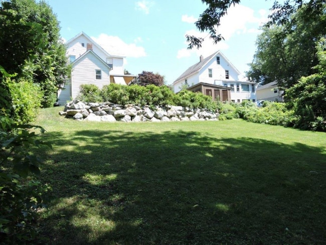 Foto del edificio - 184 Malletts Bay Ave