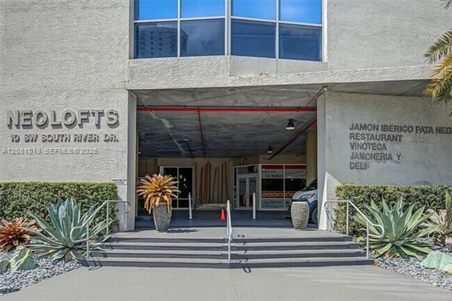 Foto del edificio - 10 SW South River Dr