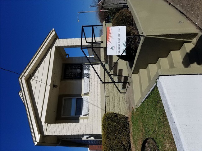 Building Photo - 2103 Dumesnil St