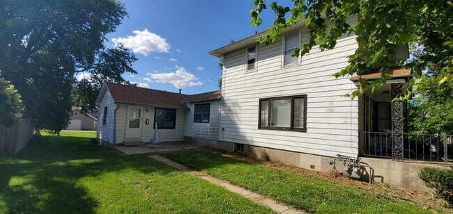 Building Photo - 1220 4th St