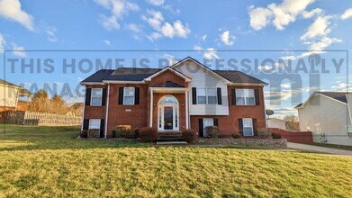 Building Photo - 2780 Cascade Dr