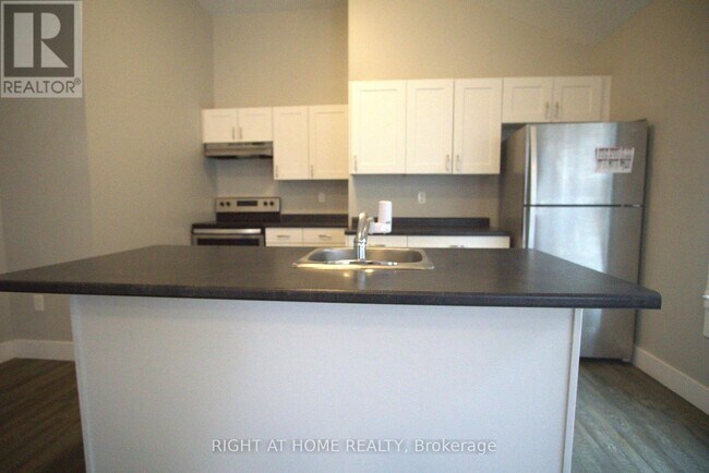 Building Photo - 371 Vesta Pl