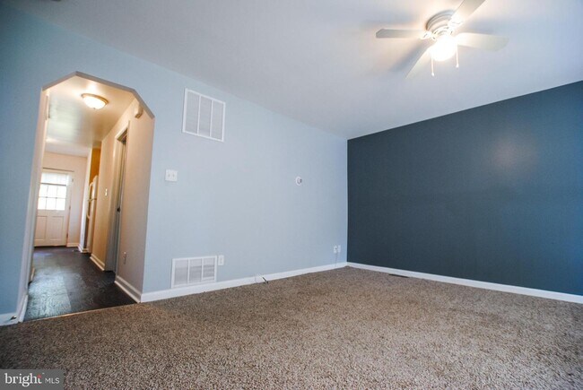 Building Photo - 6137 Parkway Dr