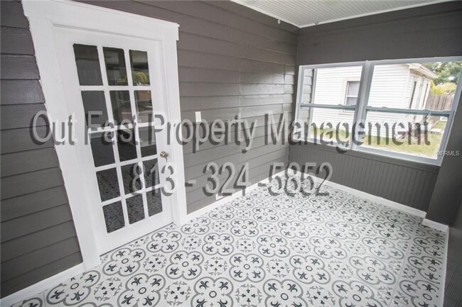 Foto del edificio - 226 SW Lincoln Cir N, St Petersburg Fl 33703