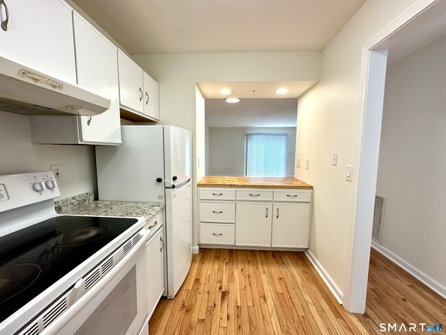 Building Photo - 20 Oak Ridge Dr
