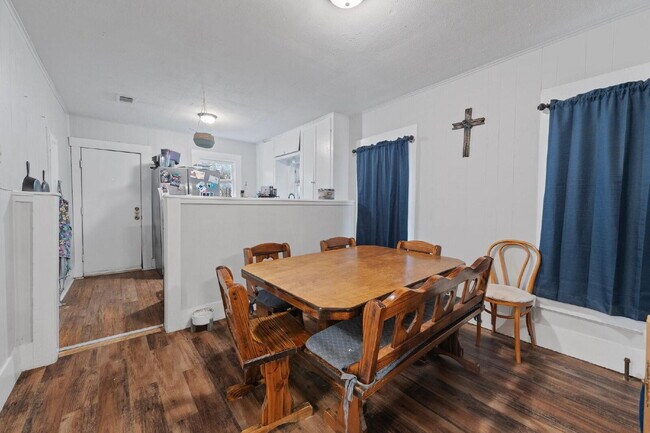 Building Photo - Cozy 2 bedroom on corner lot with privacy ...