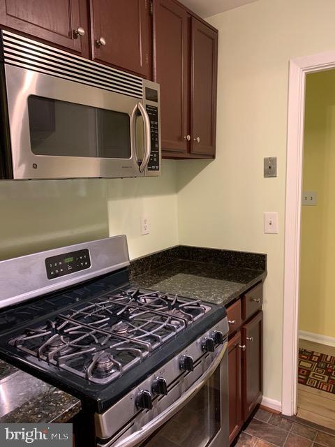 Building Photo - 3890 Lyndhurst Dr