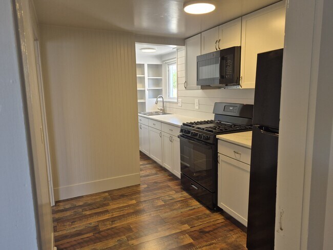 Foto del edificio - 547 McLean Rd