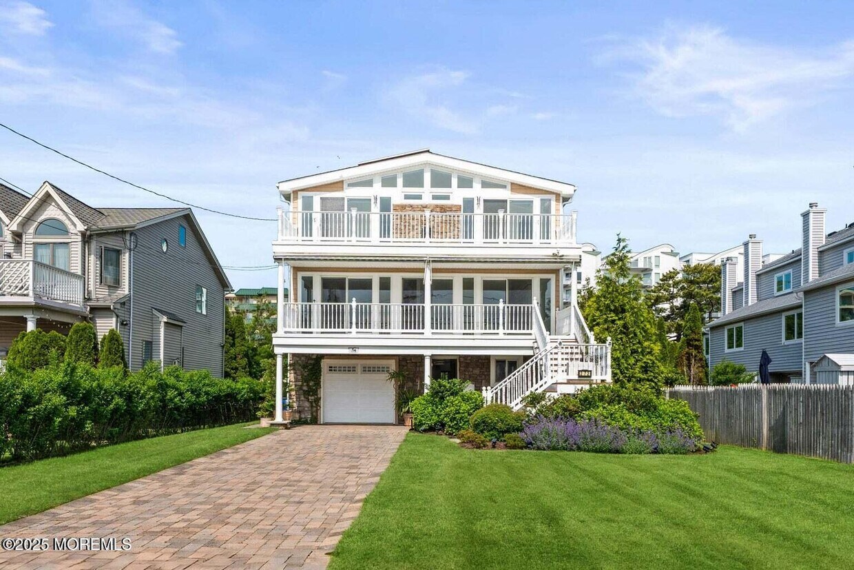 Foto principal - 272 Ocean Blvd N