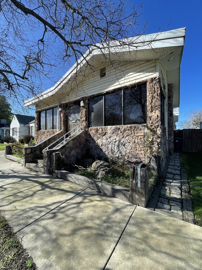 Building Photo - 1316 H St