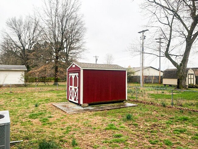 Building Photo - 3 Bed, 2 Bath Home with Charming Porch and...