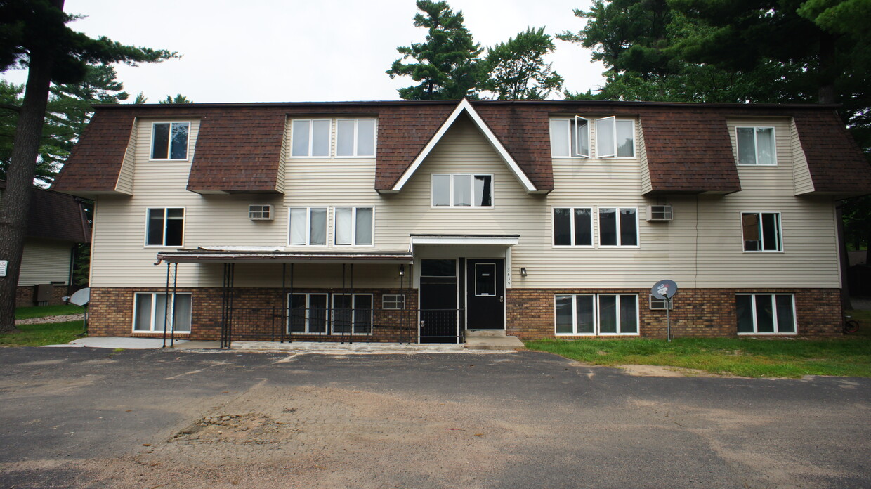 Primary Photo - Woodland Chalet Apartments