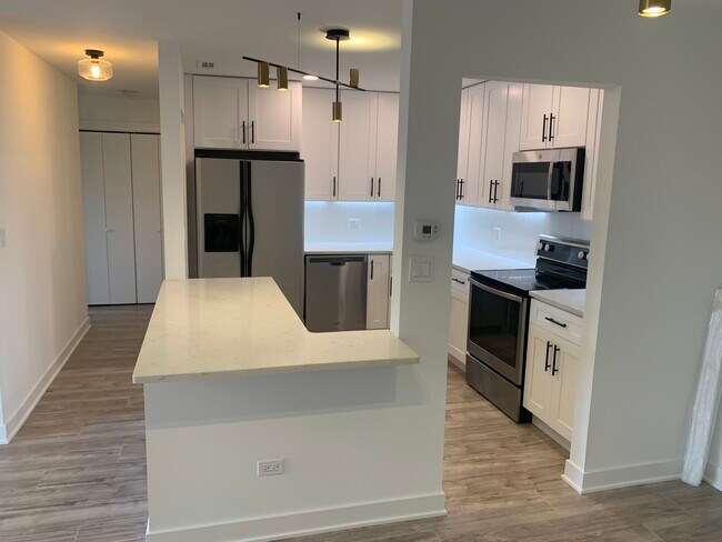 Building Photo - 1002 Castilian Ct