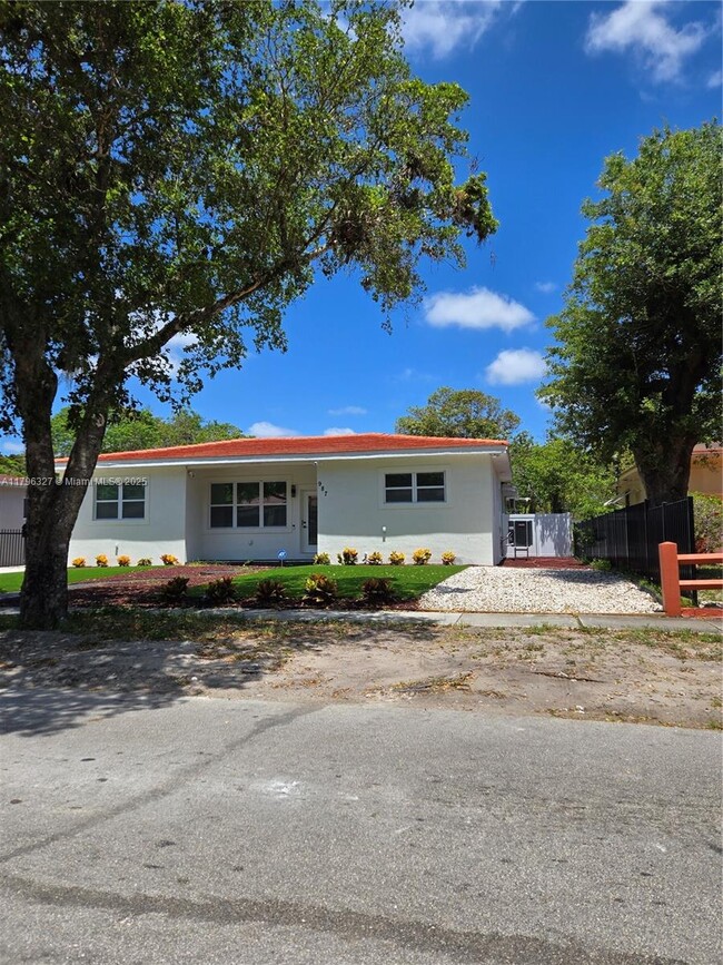Foto del edificio - 987 NE 145th St