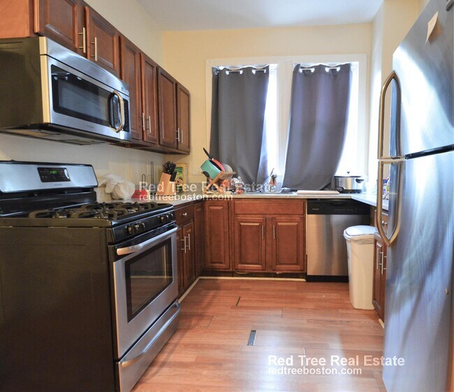 Building Photo - 447 Meridian St