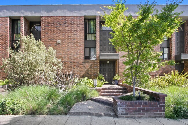 Building Photo - 9303 Burton Way