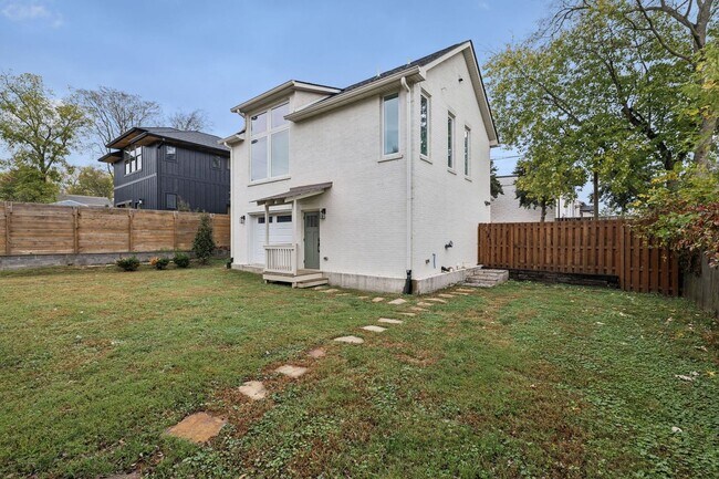 Foto del edificio - Furnished short term rental home with all utilities included