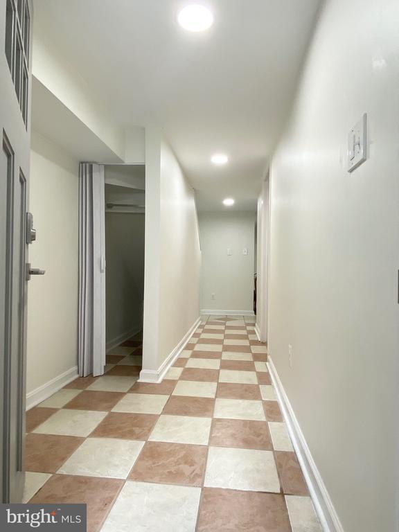 Foto del edificio - 650 Hobart Pl NW