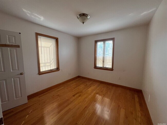 Foto del edificio - 140-24 Oak Ave