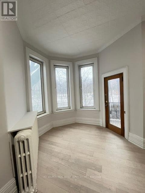 Building Photo - 2 Bellwoods Park