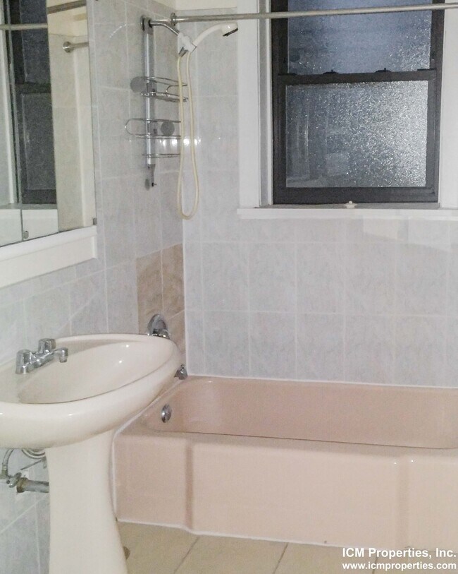 Foto del edificio - 4951 N Oakley Ave