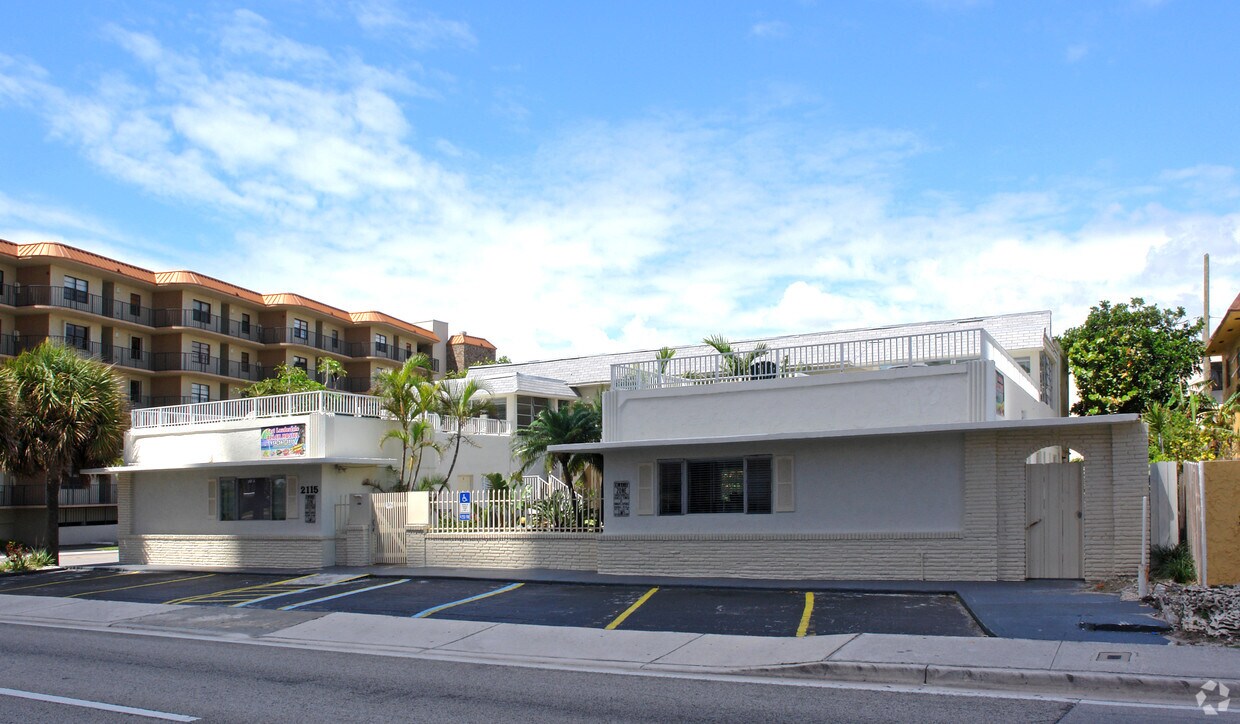 Building Photo - Fort Lauderdale Beach Hostel
