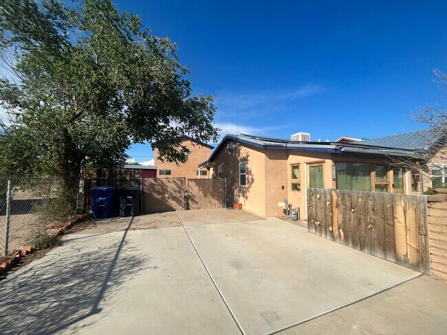 Foto del edificio - Pleasant 2 Bedroom 1 Bathroom Home In The Monkbridge Gardens Neighborhood!