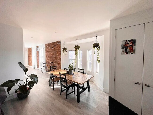 Building Photo - 256 Graham Avenue