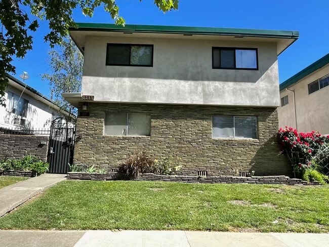 Building Photo - 2253 2nd Ave