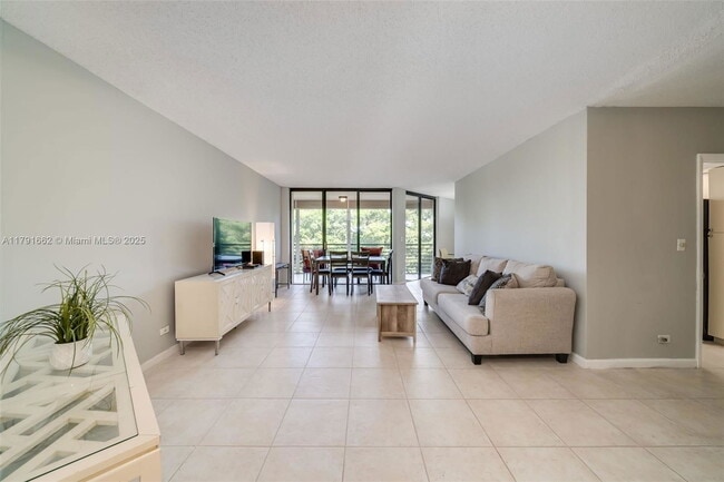 Building Photo - 7400 Radice Ct