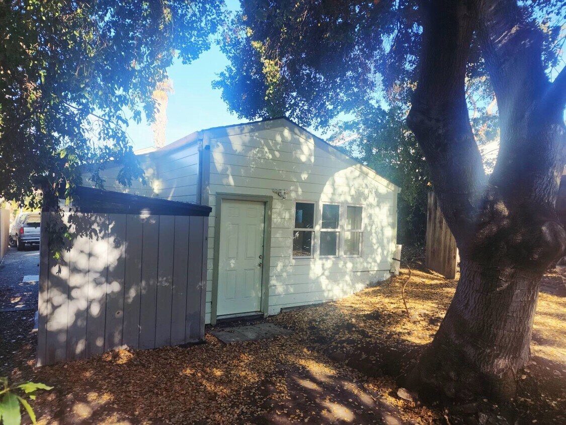 Primary Photo - 4076 Kuhnle Ave
