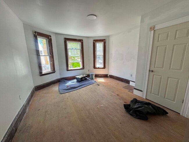 Building Photo - 454 E 6th St