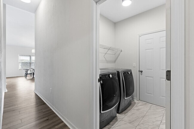 Foto del edificio - Welcome to this beautifully designed 4-bed...