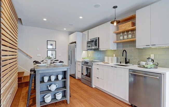 Foto del edificio - Capitol Hill 2 Bed 1.5 Bath Stunner Available!