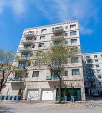 Building Photo - 680 N Green St