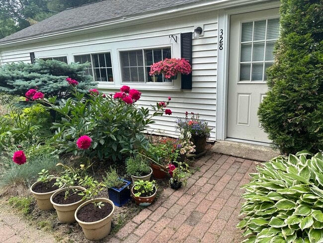 Private Entrance - 328 Great Rd