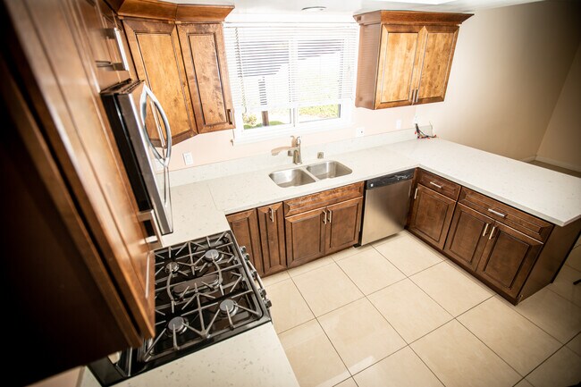 kitchen - 8350 Gladbeck Ave