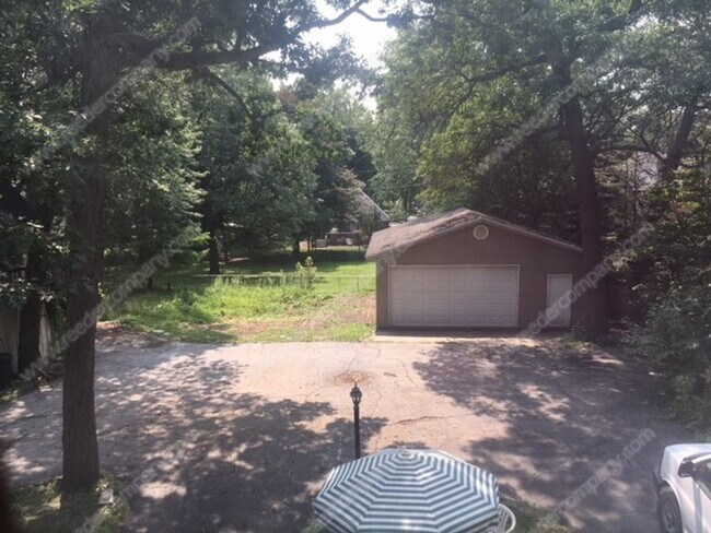 Building Photo - 4 bedroom with tons of space, minutes from...