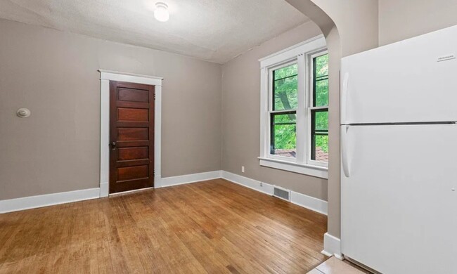 Dining area - 2512 S Wayne Ave