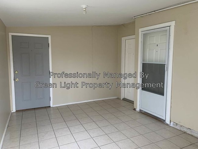 Building Photo - 824 Karnes St
