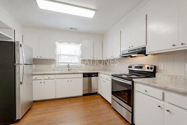 Building Photo - 979 Meadowbrook Rd
