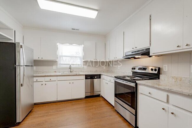 Foto del edificio - 979 Meadowbrook Rd