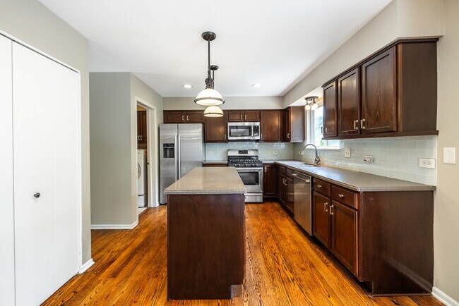 Building Photo - 303 Oak Grove Dr