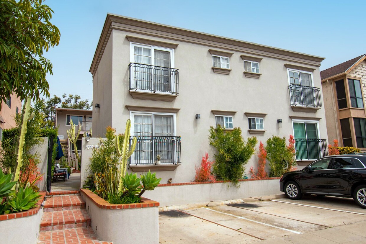 Foto principal - 7447-7453.5 Herschel Avenue