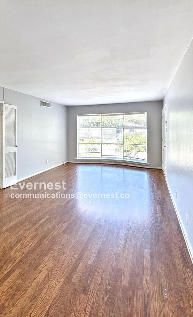 Foto del edificio - 5025 Cedar Springs Rd
