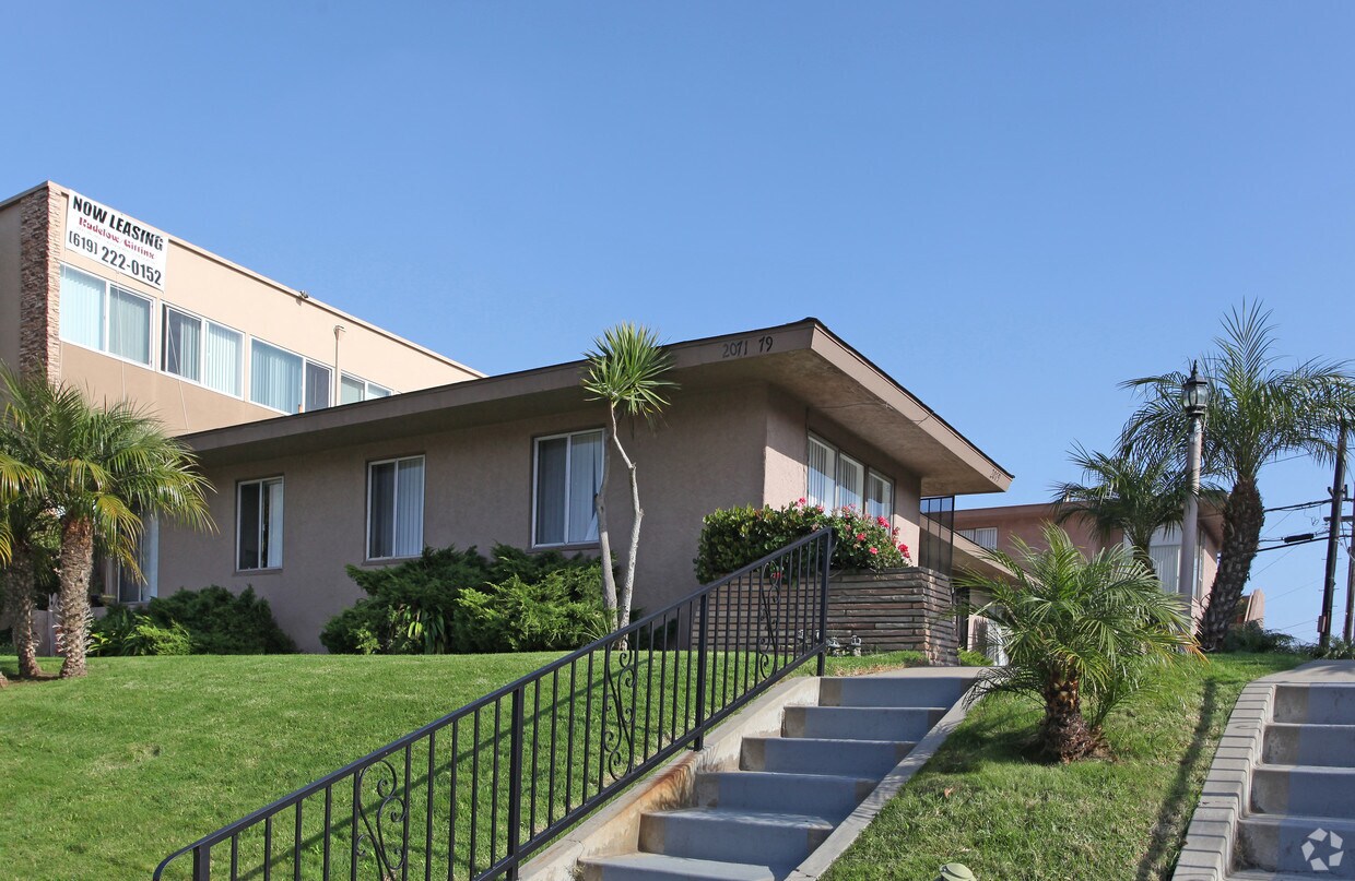 Foto del edificio - 2063-2071 Chatsworth Blvd