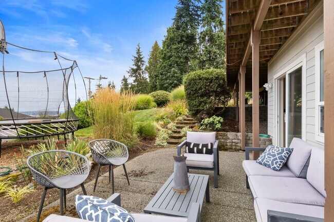 Building Photo - UPDATED CHAFFEY 5 BEDROOOM KINGSTON HOME FOR RENT WITH GREAT VIEWS!