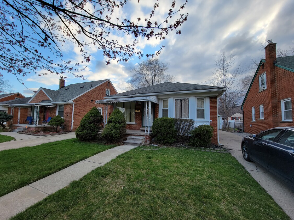 Front - 11457 Leverne