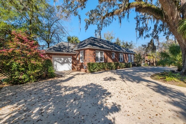 Building Photo - Charming Downtown Brick Home
